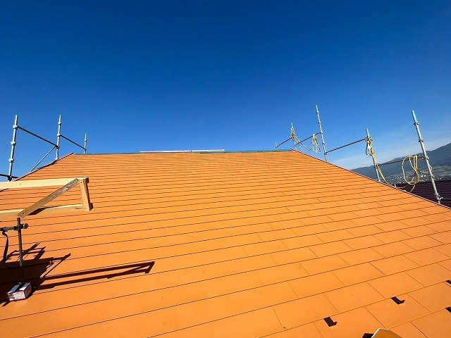 甲州市でニクスカラープロを使った屋根カバー工法と太陽光パネル脱着についての解説
